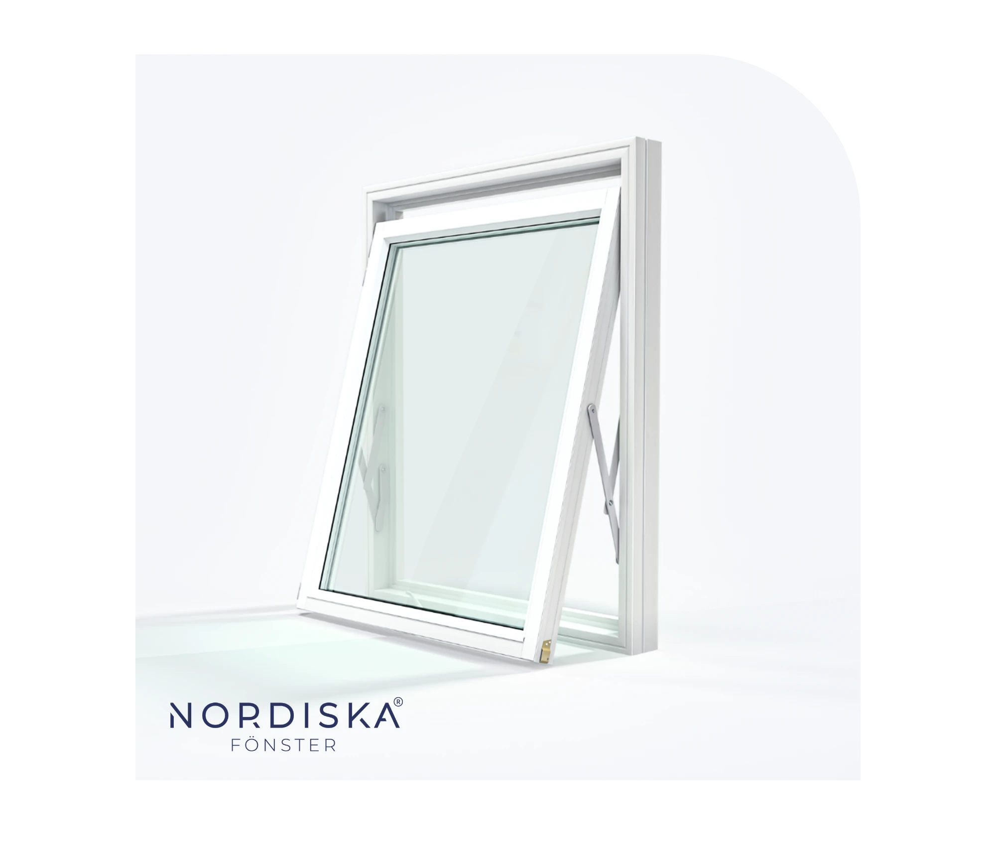Ett vitt, öppet tiltfönster med Nordiska Fönsters logotyp i nedre vänstra hörnet.