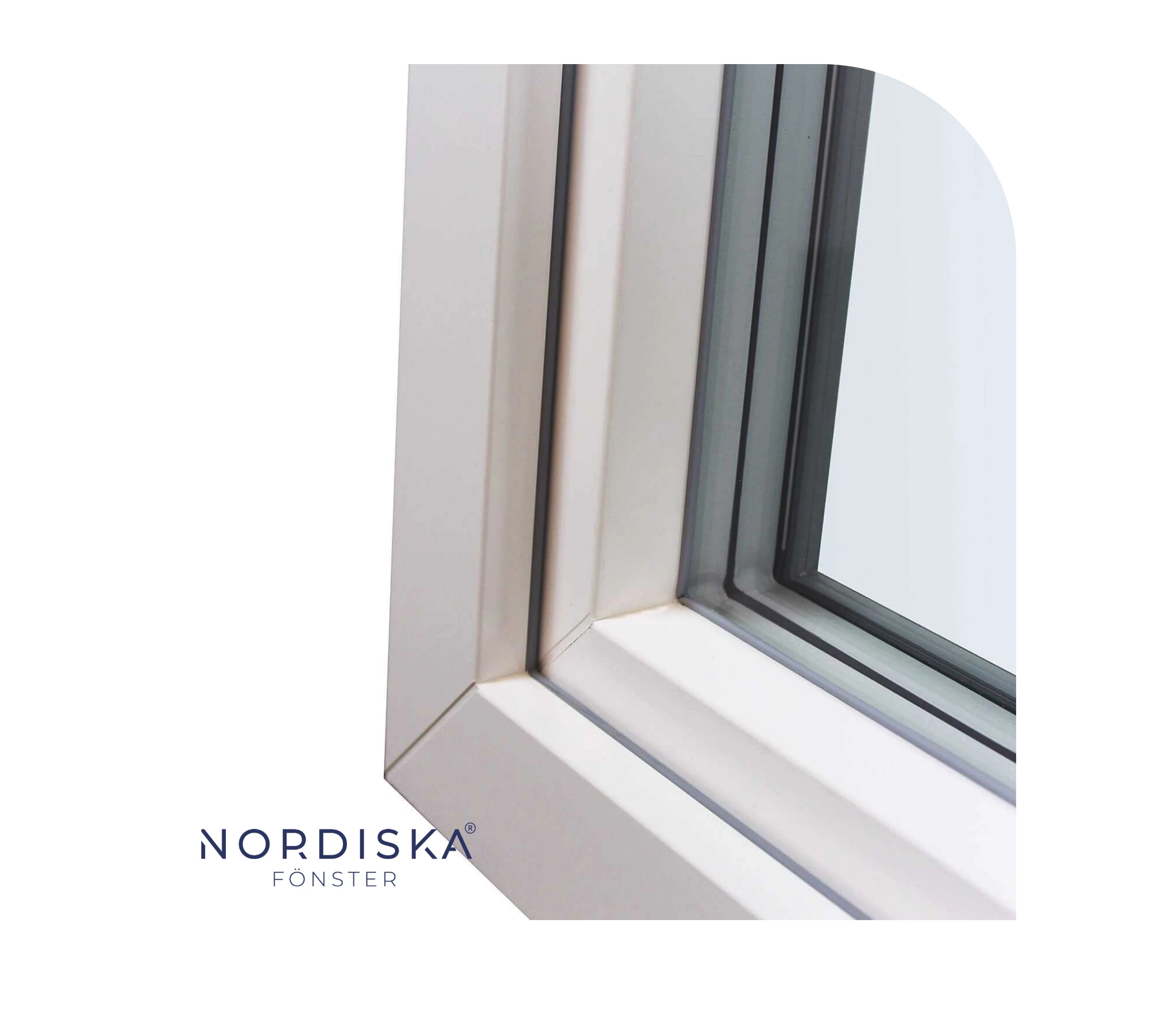 Närbild av en vit fönsterkarm med NORDISKA FÖNSTERs logotyp i nedre vänstra hörnet.