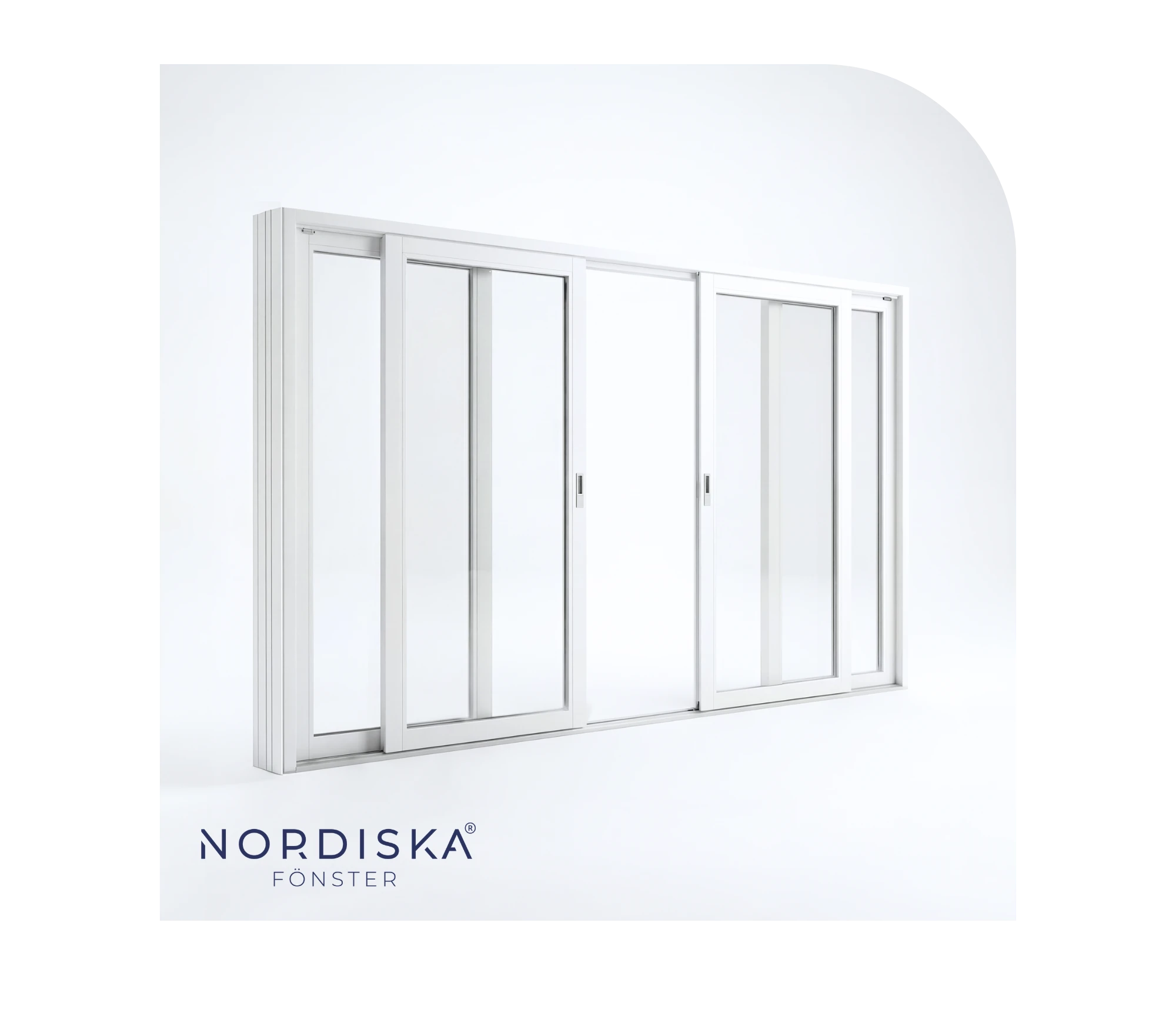 Vit skjutdörr i glas med fyra paneler, mot en vit bakgrund.