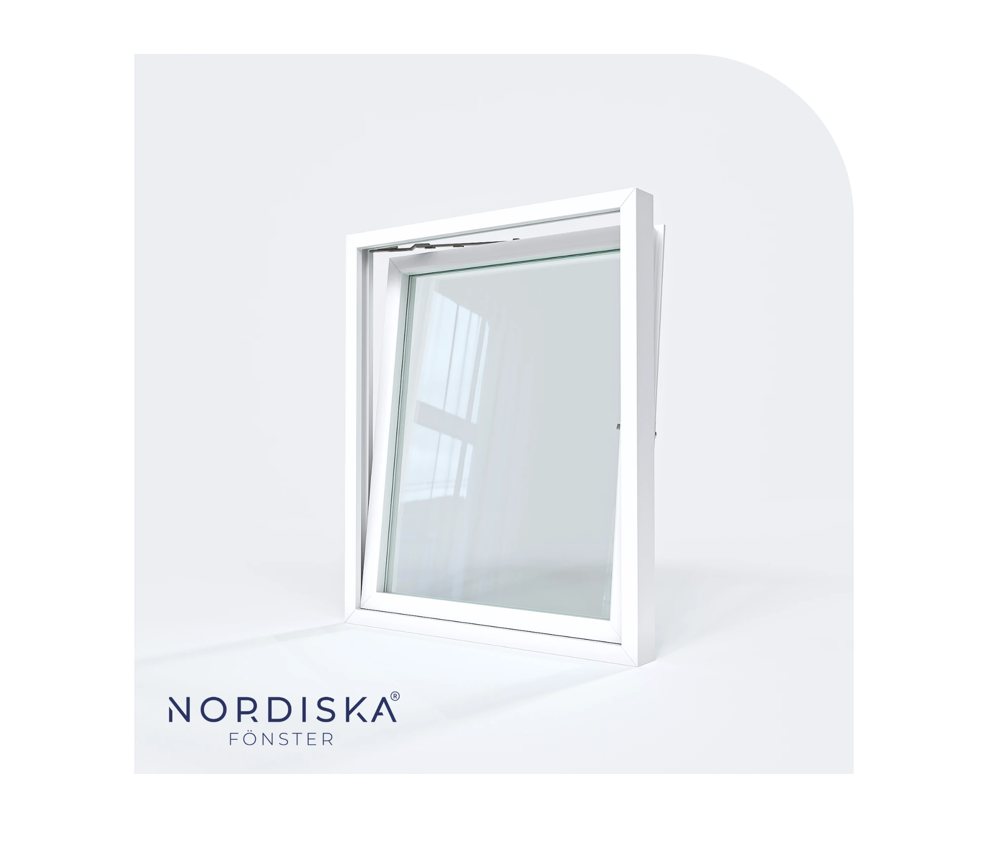 Fönster med vit karm som står på snedden, med NORDISKA FÖNSTERs logotyp i nedre vänstra hörnet.